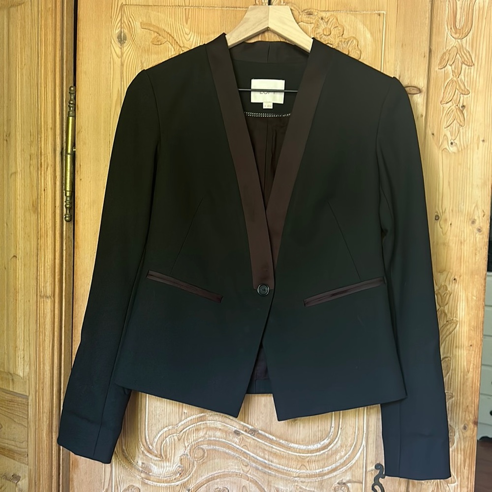 Slightly cropped black blazer